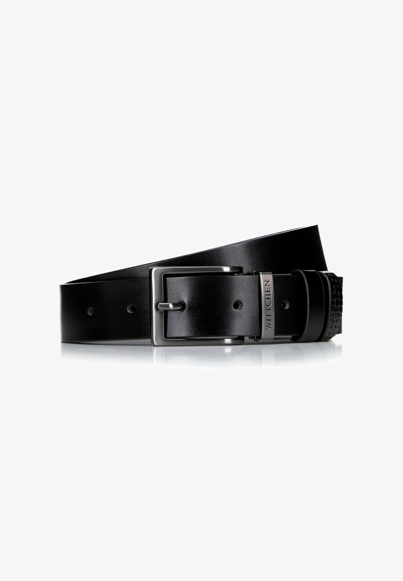 Ceinture en cuir noir avec boucle en argent rectangulaire et boucle en métal gravée portant l'inscription "WITTCHEN", présentée sur un fond blanc.