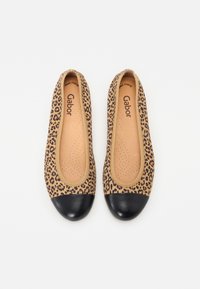 Leopardmuster Ballerinas mit einer schwarzen Lackleder-Zehenkappe und einer gepolsterten beigen Innensohle. Obermaterial aus weichem Stoff und flexible Sohle.