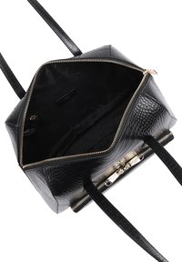 Zwarte handtas met krokodillenstructuur, met een ritssluiting, een gladde textuur, goudkleurige hardware en dubbele schouderbanden. De binnenkant is zwart.