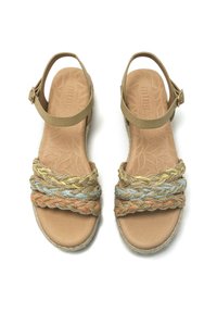 Sandalias trenzadas con correas de cuero beige y acentos tejidos multicolores en amarillo, azul y naranja; plantilla de corcho texturizada; correa ajustable en el tobillo.