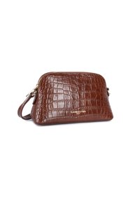 Sac en cuir brun à motif crocodile avec fermeture éclair, forme arrondie et bandoulière amovible. Présente un marquage doré sur le devant.