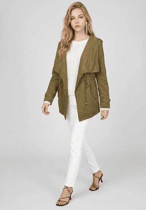 Outfitters Nation, TRENCH CON CAPUCHA EFECTO PIEL DE MELOCOTÓN - Parka - verde