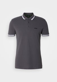 Polo manches courtes gris foncé avec col et poignets rayés blanc et gris, patte de boutonnage à trois boutons et petit logo "BOSS" sur la poitrine.