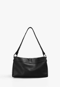 Bolso de piel negra con una superficie texturizada, forma curvada y una correa larga. Presenta un cierre de solapa sencillo y acentos de hardware mínimos.