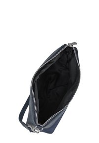 Niebieska skórzana torba worek z górnym zamkiem błyskawicznym i srebrnymi elementami. Wnętrze wyłożone czarnym materiałem, charakteryzujące się teksturowanym zewnętrzem i małym paskiem na nadgarstek.