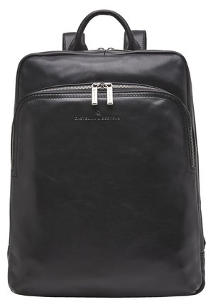Zaino in pelle nera con due tasche frontali con zip, hardware argentato, manico superiore arrotondato e spallacci regolabili.