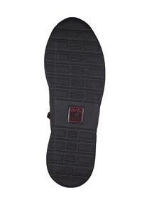 Černá gumová podrážka boty s texturovanými vzory a obdélníkovými drážkami. Obsahuje vloženou štítek s označením "ara High Soft".