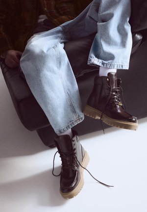 PULL&BEAR, Nauhalliset nilkkurit - brown