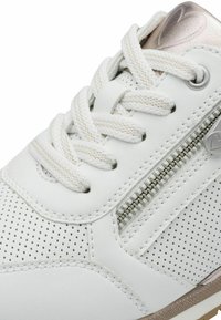 Sneakers bianchi in pelle con design perforato, dettagli metallici, lacci spessi e una cerniera laterale per un facile accesso.