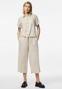 Conjunto de dos piezas de lino beige con mangas cortas, cierre de botones en el frente, bolsillo en el pecho y cintura con cordón. Presenta rayas verticales y pantalones de pierna ancha.