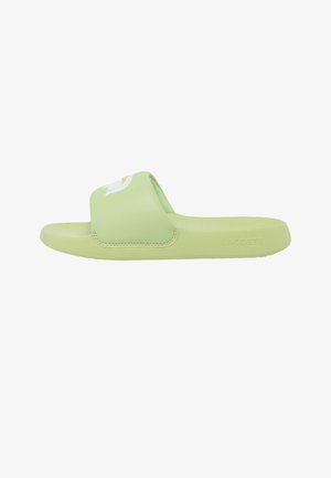 Sandale mule Lacoste vert clair avec une large bride ornée d'un logo crocodile blanc sur le dessus et le mot « LACOSTE » embossé sur le côté de la semelle.