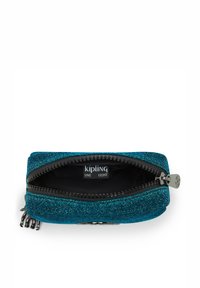 Kipling Reißverschlussbörse, teal-blau mit funkelnder Textur, schwarzes Innenfutter, mit einem silbernen Reißverschluss und einem Markenetikett im Inneren.