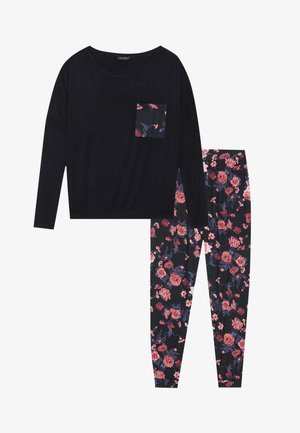 Černý top s dlouhým rukávem a květinovou kapsou a černé kalhoty s květinovým vzorem, na kterém jsou růžové a červené růže na tmavém pozadí.