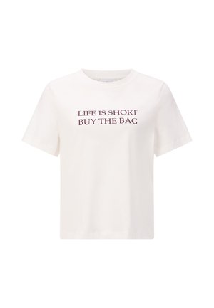 Camiseta de algodón blanca con mangas cortas y escote redondo, con texto gráfico en burdeos oscuro: "LA VIDA ES CORTA, COMPRA LA BOLSA".