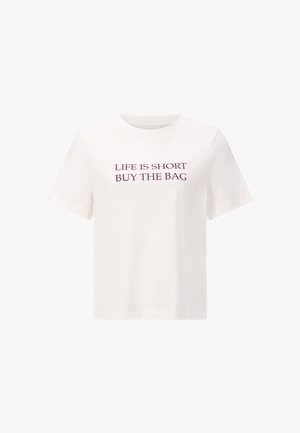 Camiseta de algodón blanca con mangas cortas y escote redondo, con texto gráfico en burdeos oscuro: "LA VIDA ES CORTA, COMPRA LA BOLSA".