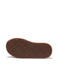 Suela de zapato de goma marrón con un patrón texturizado y detalles de marca. La forma sigue el diseño típico de la suela, con bordes curvados.