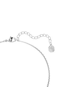 Zilveren schakelsieraad met een musketonslot, voorzien van een delicate schakelontwerp en een hexagonaal hangertje gegraveerd met een zwaanembleem.