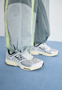 AIR PEGASUS 2005 - Sneakers - white/metallic silver/coconut milk/black