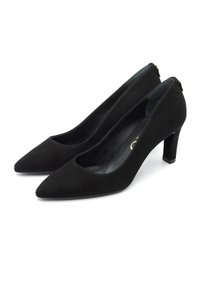 Juodos suede aukštakulnės bateliai su smailiu nosiu ir išpjaustytais raštais. Su 6,35 cm bloku kulnu ir tekstūruotu audiniu.