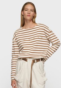 Gestreepte lange mouwen shirt in crème met bruine strepen, voorzien van een ontspannen pasvorm en ronde halslijn. "10 DAYS" tekst centraal bedrukt.