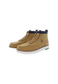 Un paio di stivali high-top beige con suole bianche, colletto azzurro alla caviglia, lacci e un piccolo logo a forma di cavallo di lato.