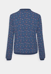 Pull-over bleu à manches longues avec un petit motif floral rouge et blanc, avec des poignets et un ourlet côtelés, vu de dos.