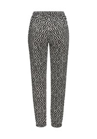 Schwarz-weiße gemusterte Hose mit einem Rautendesign, elastischem Bund, schmal zulaufenden Beinen und einer glatten Stoffstruktur.