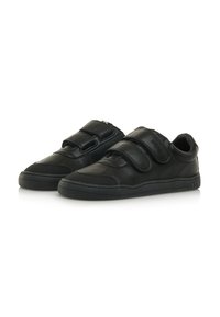 Sneakers in pelle nera con strap in velcro, pannelli testurizzati, punta arrotondata e suole pianeggianti in gomma. Design semplice senza loghi visibili.