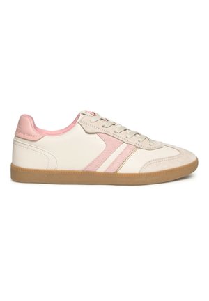 Zapatilla deportiva de cuero blanco con franjas laterales de ante rosas, forro rosa en el cuello, cordones beige y suela de goma color chicle, vista desde el lado exterior.