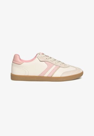 Zapatilla deportiva de cuero blanco con franjas laterales de ante rosas, forro rosa en el cuello, cordones beige y suela de goma color chicle, vista desde el lado exterior.