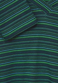 Stickad tyg i mörk marinblå med texturerade mönster av gröna och ljusblå ränder, som skapar en lager-på-lager-effekt med geometriska former.