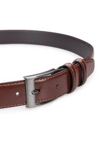 Brązowy skórzany pasek z metalową klamrą w kolorze srebrnym. Posiada kontrastowe przeszycia i gładką teksturę. Regulowany, z wieloma otworami do dostosowania rozmiaru.
