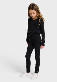 Svart långärmad topp och leggings-set i mjukt tyg. Toppen har en avslappnad passform; leggingsen är åtsittande med ribbad struktur.