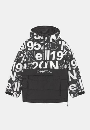 Sort-hvid hættetrøje med stor hvid O'Neill-logo, tal og bogstaver over den øverste halvdel og solid sort underdel med frontlomme.