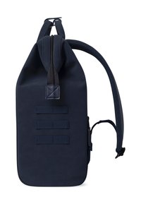 Sac à dos bleu marine avec une surface texturée, doté d'une fermeture enroulable, de quincaillerie latérale et de trois sangles en toile horizontales sur le devant.
