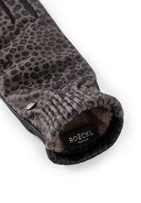Guante de cuero Roeckl con estampado de leopardo gris y negro, con muñequera elástica y forro interior de punto visible.