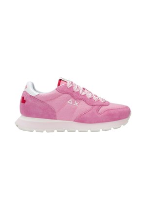 Sneaker in camoscio e tessuto rosa con suola bianca, lacci rosa, colletto posteriore bianco, dettaglio a cuore rosso e cuciture bianche a forma di Delta e X sul lato.