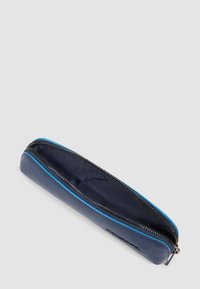 Estuche de lápices azul marino con cierre de cremallera y detalles en azul. Material texturizado con forma delgada y costuras visibles a lo largo del borde.