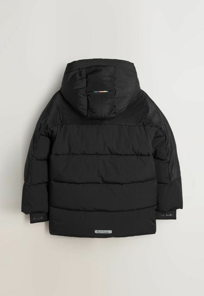 Melna pildīta ziemas jaka ar kapuci, horizontāla šuvuma un neliels "Paul Smith" logotipa birka apakšā centra aizmugurē.