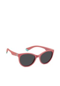 Occhiali da sole opachi rosa con lenti nere, forma a occhio di gatto e dettagli in teal chiaro sulle punte delle aste. Design minimalista.