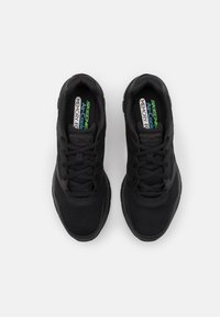 Scarpe da ginnastica nere con tomaia in rete, punta arrotondata e soletta imbottita. Lacci e branding in colori contrastanti. Design leggero.