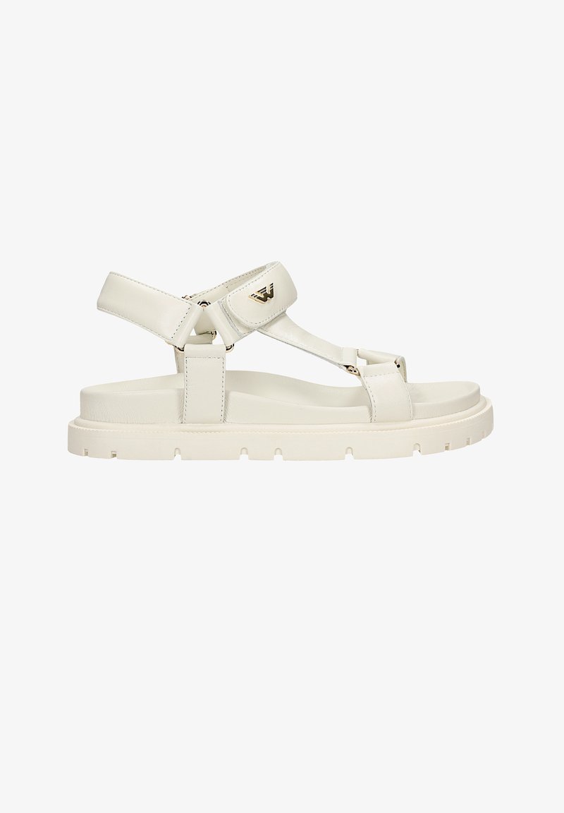 Bílé sandály s texturovanou gumovou podrážkou, hladkými pásky a malým kovovým logem. Obsahují nastavitelné pásky na kotníky a prsty pro bezpečné uchycení.
