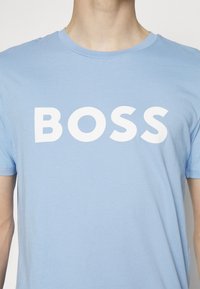 BOSS THINKING - Marškinėliai su spaudiniu - open blue