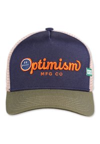 Căciulă de camion cu față din material albastru marin, visieră khaki și spate din plasă. Prezintă un text brodat portocaliu "Optimism MFG CO" și o eticheta mică verde.