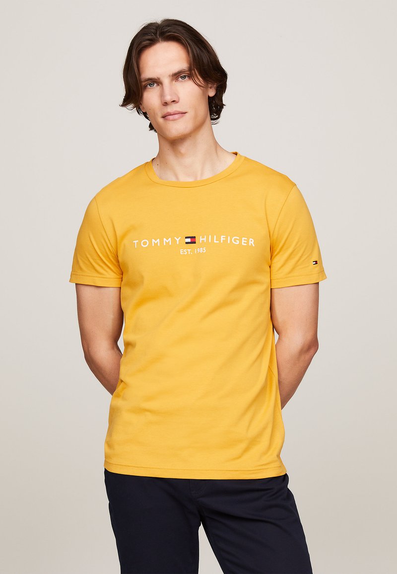 Tommy Hilfiger LOGO TEE - Apdrukāts T-krekls - city yellow