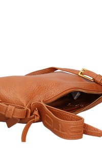 Borsa a tracolla in pelle marrone chiaro con superficie testurizzata, chiusura con zip e accessori in metallo dorato. Tracolla regolabile per versatilità.