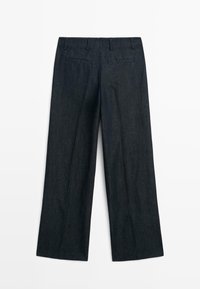 Tmavě šedé kalhoty se širokými nohavicemi, s poutky na pásek a dvěma zadními klopovými kapsami, zobrazené zezadu na bílém pozadí.