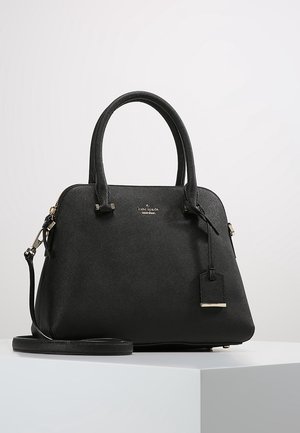 Zwarte leren Kate Spade handtas met dubbele handvatten, afneembare schouderriem en een hangend label, geplaatst op een wit oppervlak.