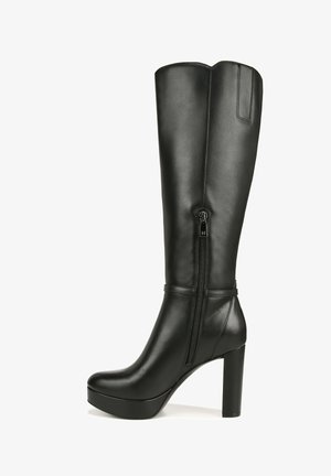 Botte noire en cuir jusqu'au genou avec un design élégant, un bout pointu et un talon bloc haut. Dotée d'une fermeture éclair latérale et d'une texture lisse.