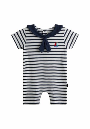 Biely detský overal s námorníckymi tmavomodrými vodorovnými pruhmi, námorníckym modrým golierom a malou červenou a modrou výšivkou plachetnice na hrudi.